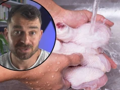 Robisz tak z kurczakiem przed smażeniem? Lepiej dwa razy się zastanów. To szkodliwy nawyk