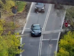 Znak "stop" mieli w poważaniu. A nad ich głowami latał policyjny dron. Pogrom na przejeździe kolejowym