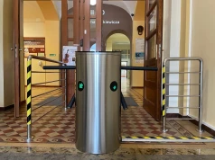 Bramki z wykrywaczem metalu na wejściu do szkoły? Dyrektor jednej z tarnowskich placówek rozważa takie rozwiązanie
