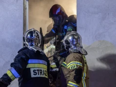 Pożar w Nisku. Płonie magazyn i sklep z częściami do ciągników