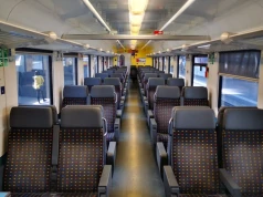 Granatowe fotele w kolorowe kropki jeżdżą od Londynu po Sydney. Ten wzór ma ukryć to, czego pasażer nie powinien zobaczyć
