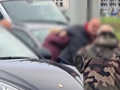 Kierowca Porsche pobił 66-latkę i miał ją kopnąć w głowę. Uciekając, potrącił jej męża (wideo)