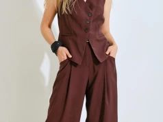 Ta kamizelka wraca do eleganckich stylizacji. Reserved ma ją za 69,99 zł, Zara też kusi podobnymi