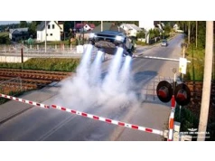 Tesla Roadster będzie latać. Internauci już wiedzą, co pójdzie nie tak
