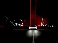 Tesla Roadster lata i kręci bączki. Szopka przykrywa sprawy niewygodne