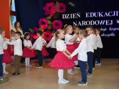 „Żabki” uczciły święto nauczycieli. Dzień Edukacji Narodowej w Przedszkolu Miejskim nr 2 w Wysokiem Mazowieckiem
