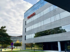 Nowa generacja hybryd i pragmatyczna dekarbonizacja. Toyota przedstawia strategię w Brukseli