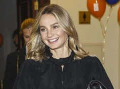Wskoczyła w marynarkę. Postawiła na najgorętszy wzór jesieni