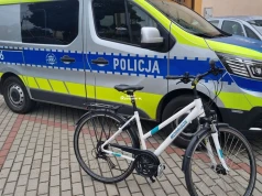 Kradzież pod sklepem w Kamieniu. Policjanci rozpoznali złodzieja na monitoringu i odzyskali rower