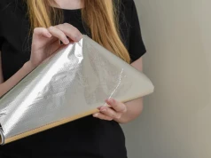 Weź folię aluminiową i włóż pod nóżki kanapy. Jedno zmartwienie mniej