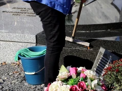 Tych środków nie używaj na cmentarzu. Granitowy nagrobek może pokryć się plamami