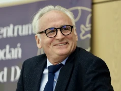 Krzesimir Dębski, nie rozstając się jeszcze z Anną Jurksztowicz, został zauważony w towarzystwie młodej piękności. Aktor nie ukrywał się przed fotografami