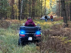 Nietypowa akcja ratunkowa w lesie. Ratowali grzybiarkę z bagna