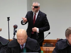 "Niech pan nie dotyka posła". Policja wyprowadziła Grzegorza Brauna z sali sądowej