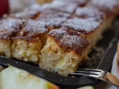 Do kawy piekę ciasto drożdżowe z jabłkami. Poznaj przepis na dużą blaszkę