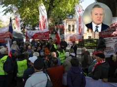 Gliński: Tusk kłamie, że ktoś zaatakował nożem policjantkę przed TK