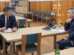Bezpieczeństwo w szkołach powiatu ząbkowickiego. Starosta i policja rozmawiali z dyrektorami o zagrożeniach