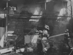 Tragiczny pożar w Nisku, dwóch strażaków nie żyje. Akcja potrwa do rana. ZOBACZ ZDJĘCIA