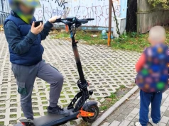 12-latek wiózł młodszego brata na hulajnodze. Matka wysłała ich po zakupy. Interweniowały służby