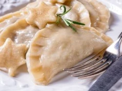 Żerczyce: Rolnicy.Podlasie i lokal po Kuchennych Rewolucjach. Andrzej wybiera się do Gospody Baba Raz, a nabiał dostarczają Monika i Tomek z Pokaniewa