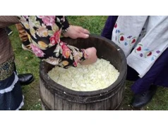 Krzyż z mąki na dnie beczki i ani grama soli. Tak dawniej kiszono kapustę