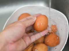 Zalewać jajka zimną wodą po ugotowaniu? W tej kwestii babcia się myliła