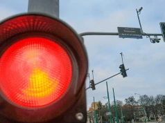 Kiedy można przejechać na czerwonym świetle? Jest pewien haczyk. Grozi 500 zł i 15 punktów