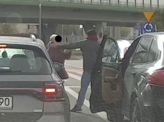 Kierowca Porsche bił ludzi na ulicy. Potrzebujemy w Polsce obowiązku badań psychologicznych dla drogowych agresorów