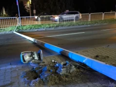 BMW uderzyło w barierki i ścięło latarnię. Groźne zdarzenie na Sobieskiego