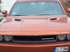 Piękny pomarańczowy Dodge Challenger pod młotek. Skarbówka licytuje amerykańskie coupé