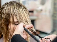 To od jakiegoś czasu najmodniejsza grzywka. "Piecey bangs" działa jak lifting