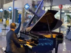 Hotel zalewała woda, a pianista grał... „Titanica”. NAGRANIE z Antalyi podbija internet