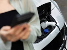 „Elektryk” kontra „benzyna”: rachunek zysków i strat jest bardziej skomplikowany, niż myśli większość kierowców