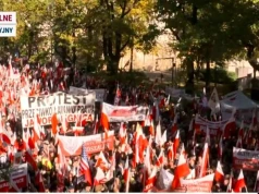 Manifestacja w obronie Trybunału Konstytucyjnego. Tłumy w Warszawie