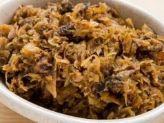 Świetnie pasuje do kotletów i żeberek. Zasmażana kiszona kapusta z grzybami