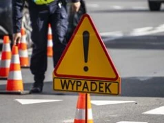 Wypadek na skrzyżowaniu w Pile. Mercedes na czerwonym świetle