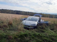 Tesla wypadła z drogi – na miejscu policja