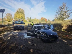 Groźne dachowanie BMW. Cztery osoby w szpitalu, w tym dwoje dzieci
