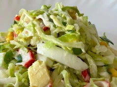 Sałatka z paluszkami surimi i porem w 15 minut. Pierwsza znika ze stołu