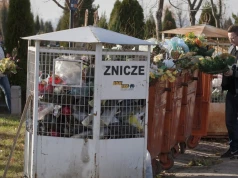 5 tys. zł kary za baterie ze zniczy. Na cmentarzach obowiązują nowe zasady