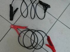 Podłączasz kable rozruchowe? Zła kolejność może skończyć się uszkodzeniem elektroniki