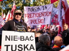 Nie przyszli z pustymi rękami. Oto transparenty obrońców Trybunału. ZOBACZ ZDJĘCIA