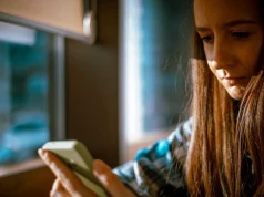 Czerwone flagi w telefonie dziecka. Nie zawsze chodzi o przemoc, te sygnały łatwo przeoczyć