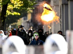 Niespokojnie wokół siedziby premiera Albanii. Policja starła się z policjantami, użyto gumowych kul