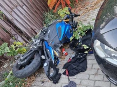 Groźny wypadek w Stanisławowie. Motocyklista z poważnymi złamaniami trafił do szpitala