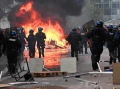 Ponad 800 000 protestujących we Francji. Płoną samochody