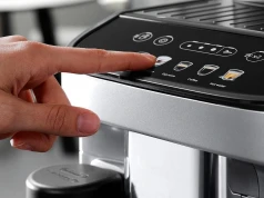 Wyprzedaż ekspresu Delonghi w Media Expert. Jest wąski i ma wymienne pojemniki