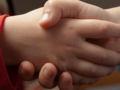 Twoje dziecko budzi się z zimnymi rękami? Rodzice często robią jedną rzecz, która wcale nie pomaga