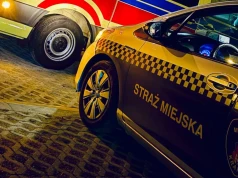 Kobieta zauważyła, że mężczyzna może potrzebować pomocy. Wezwała straż miejską