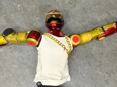 Robot zaatakował nastolatkę i zachowywał się nieobyczajnie. Wkroczyła policja